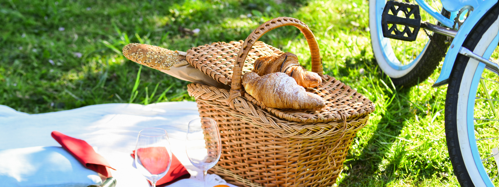 A picnic basket next to a bike