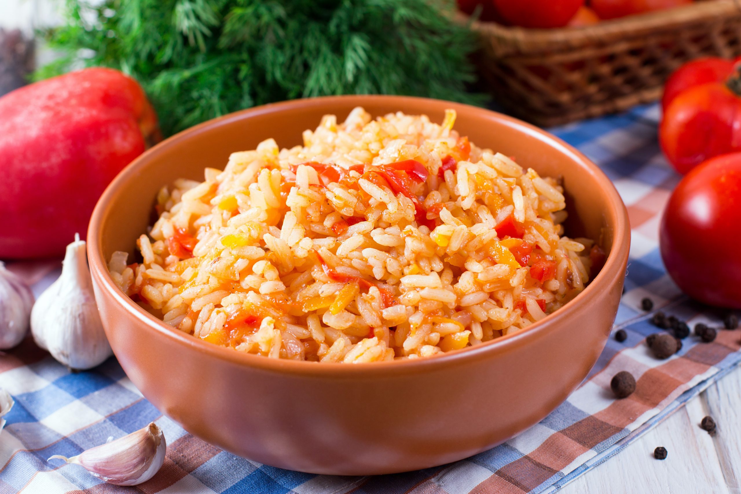 Рецепт вкусного риса с овощами. Рис с овощами. Рис с болгарским перцем. Рис с морковью и луком. Овощной плов с рисом.